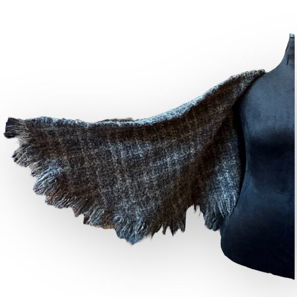 Vintage Weave of The Irish Gray Plaid Wool Cape Wrap Shawl w/Fringe One Size - Picture 8 of 11